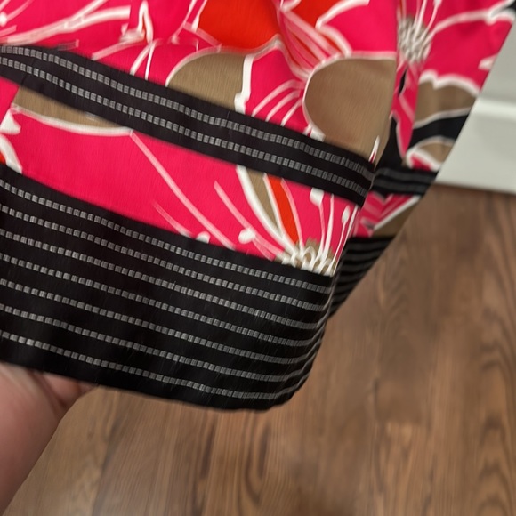 Nine West 18W Sleeveless Dress. Large, fun red/pink flowers on a black base. - Picture 6 of 10